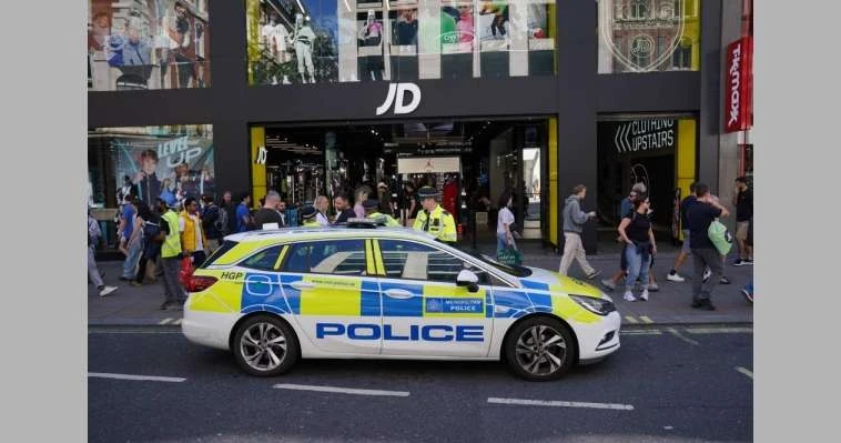 في وضح النهار.. سرقة جديدة بشوارع لندن لايف ستايل في الثامنة صباحا وأمام المارة، سرق لص هاتف المرأة في أحد أشهر شوارع العاصمة البريطانية لندن.وقع