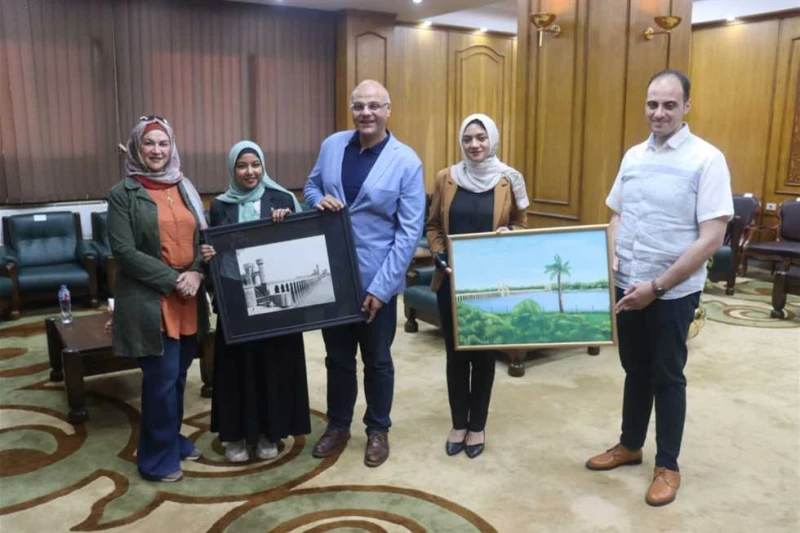 أهداه لوحة فنية للقناطر الخيرية.. محافظ القليوبية يستقبل طالبة بكلية التربية النوعية بجامعة بنها استقبل المهندس أيمن عطيه محافظ القليوبية اليوم