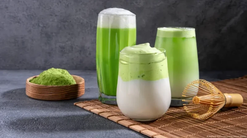 فوائد شاي الماتشا.. تعزيز الصحة والجمال بأقل جهدما هو شاي الماتشا؟شاي الماتشا هو نوع من أنواع الشاي الأخضر الذي يتميز بلونه الأخضر الزاهي ونكهته
