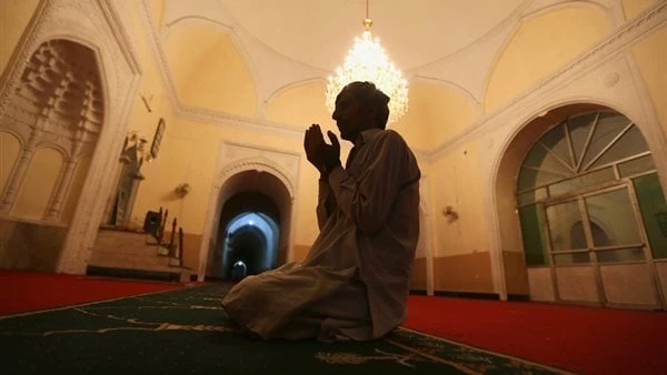 هل يجوز الجهر في صلاة قيام الليل منفردا؟.. أحكامه وما يقرأ فيهاصلاة قيام الليل من السنة المؤكدة عن النبي صلى الله عليه وآله وسلم؛ فقد مدح الله تعالى عباده الذين هم أهل الجنة بأنهم: