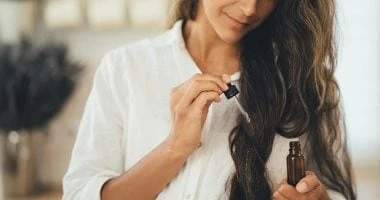 5 خلطات زيوت طبيعية لنمو الشعر.. تزيد من الطول والكثافة المرأة والمنوعات لا شك أن الزيوت الطبيعية تتمتع بقدرة أكبر من مجرد ترطيب الشعر وإضفاء اللمعان