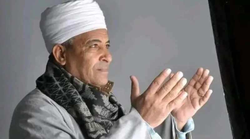 إمام مسجد في سوهاج.. أذن للصلاة ومات قبل إقامتها 4 فروض لم يكمل خامسها العشاء، هي ملخص نهاية حياة إمام مسجد، ومسؤول سابق بوزارة الأقاف، في محافظة سوهاج.الشيخ عشري عبد الرؤوف، 66 عا