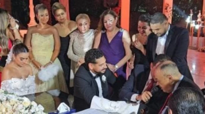 بدون عمته.. نجل شقيق إلهام شاهين يعقد قرانه عقد مدير التصوير محمود شاهين قرانه، أمس الخميس، وسط حضور الأهل والأصدقاء، على عروسه مها جبريل، في حفل كان من المفترض إقامته الشهر الماضي