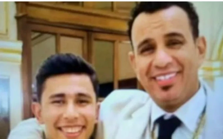 صورة مع معجب تقود محمود الليثي للنيابةصورة مع معجب تقود محمود الليثي للنيابةأثارت صورة تجمع المطرب الشعبي محمود الليثي مع الشاب القتيل محمود موجة من التساؤلات على وسائل التواصل الا