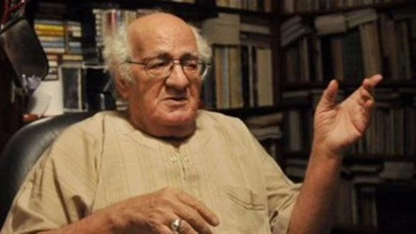 في ذكرى رحيله.. خيري شلبي حكاء الرواية العربيةحكاء الرواية العربية، وأحد أساطين العزف المنفرد حول عالم القرية والريف المصري، كونه قريبا جدا من الهامش أو ما يسميهم ملح الأرض، كان وا