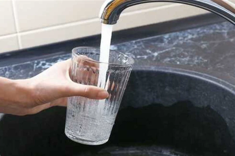 5 ساعات بدون مياه.. عطل مفاجىء بمحطة مياه للشرب في الوادي الجديد تسبب عطل مفاجئ بمحطة مياه في الوادى الجديد عن قطع مياه الشرب عن عدة مناطق سكنية لمدة 5 ساعات. وذكر بيان صادر عن مرك