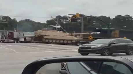 قطار يسحق مدفع هاوترز في كارولينا الجنوبية (فيديو) متفرقات وظهرت الشاحنة ذات ال18 عجلة التي تحمل المدفع وهي تقف على الطريق أمام حاجز سكة القطار واصطدم القطار بمنتصف المقطورة والمدف