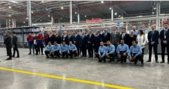 خلال جولته بالعاشر من رمضان.. مدبولي يلتقط صورة تذكارية مع العاملين بمصنع بيكو للأجهزة المنزلية رئيس الوزراء يزرو مصنع بيكو في العاشر من رمضانوصل