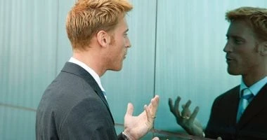 أحيانا يكون مفيدا وإيجابيا.. إمتى تقلق لو بتكلم نفسك؟ صحة وطب الحديث مع النفس هو الحوار الداخلي الذي يجريه الناس مع أنفسهم. يتحدث معظم الناس مع