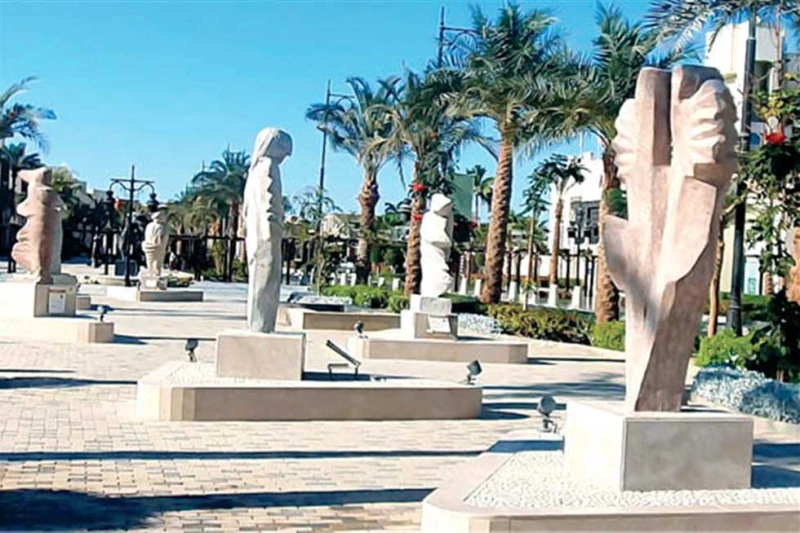 ممشى الغردقة.. متحف مفتوح من المنحوتات والمجسمات الفنية على طول نحو ٦ كيلومترات، تحولت تلك المسافة على ممشى الغردقة إلى قاعة عرض ومتحف مفتوح من
