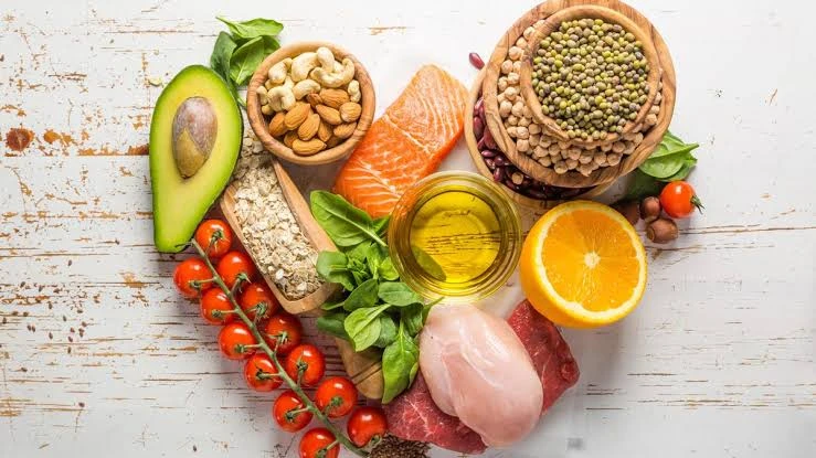 أطعمة تساعدك على خسارة الوزن.تساعد بعض أنواع الأطعمة في زيادة عملية التمثيل الغذائي، بالتالي حرق الدهون سريعا، لذا قد يساعد تناول بعض الأطعمة في إنقاص الوزن، في مدة زمنية قليلة، لذ