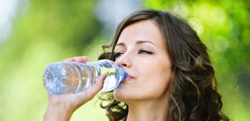 أيهما أفضل.. الماء الفوار أم العادي؟ صحة بحسب ما نشر موقع ذا كونفرزيشن فإن الفقاعات في المياه الفوارة تتكون من خلال إضافة ثاني أكسيد الكربون إلى المياه المفلترة، والذي يتفاعل لإنتا