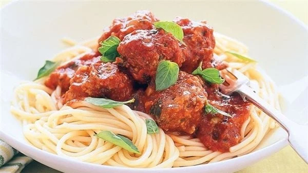 من المطبخ الإيطالي.. طريقة عمل المكرونة السباجيتي مع اللحم في المنزلتعتبر طريقة عمل مكرونة السباجيتي مع كرات اللحم من وصفات المطبخ الإيطالي، والتي يمكن تحضيرها في المنزل بخطوات سهل