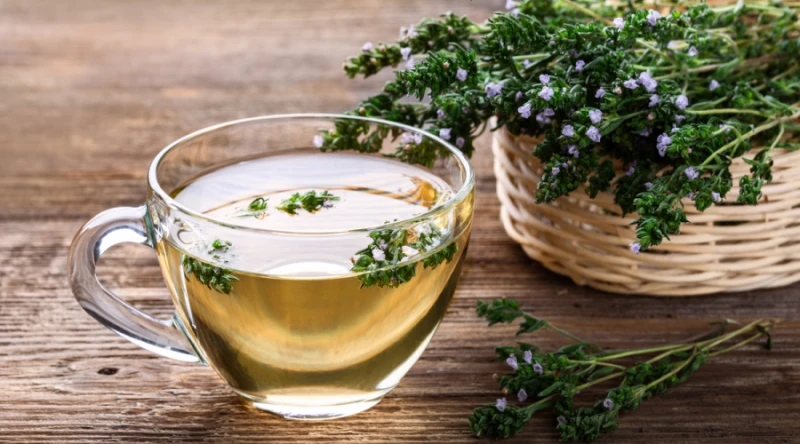 فوائد مغلي الزعتر.. فوائد صحية وجماليةالزعتر هو نبات عشبي ينتمي إلى عائلة النعناع، ويستخدم في العديد من الثقافات كتوابل وأيضا في الطب الشعبي. مغلي الزعتر، الذي يحضر من أوراق الزعتر