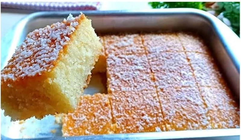 في دقائق جهزي كيكة السميد الهشة بمكونات متوفرة في البيتدائما ما تبحث الأمهات عن طرق جديدة لإعداد الكيكة بدلا من الطرق التقليدية التي مل منها الجميع، وفي هذه الحالة يقع الاختيار في