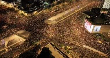 إعلام عبرى: أكثر من نصف مليون إسرائيلى شاركوا فى تظاهرات تطالب بصفقة تبادل _أخبار عاجلة نقلت صحيفة يديعوت أحرونوت، عن منظمى الاحتجاجات وعائلات الأسرى الإسرائيليين قولهم إن 700 ألف 