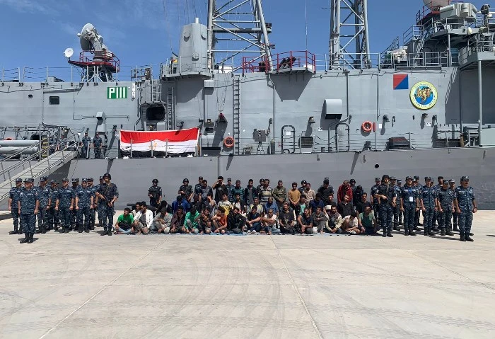 القوات البحرية تنقذ 45 شخصا على متن مركب هجرة غير شرعية فى السلوم استمرارا لجهود القوات البحرية في دعم أعمال البحث والإنقاذ البحري على كافة الاتجاهات