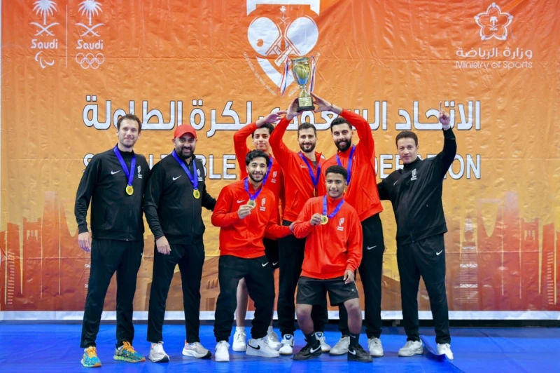 -الاتحاد يتوج بكأس ممتاز التنس .. والقادسية بطل الأولى .. توج الفريق الأول لكرة الطاولة بنادي الاتحاد، أمس، بلقب كأس الاتحاد لأندية الدوري الممتاز