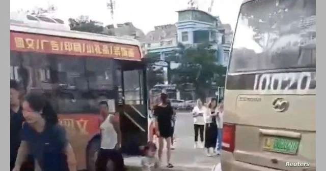 سائق حافلة يفقد السيطرة ويصدم أولياء أمور وأطفالهم.. حادث مروع أمام مدرسة صينية لايف ستايل فرانس برس شهدت مدينة صينية حادثا مروعا، عندما صدمت حافلة