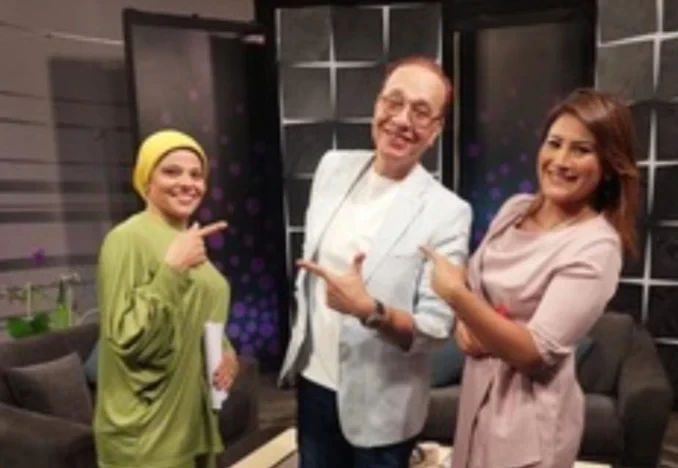 عاطف كامل مذيع العرب في نجوم علي لايفيستضيف برنامج نجوم علي لايف عاطف كامل الشهير بمذيع العرب الاثنين ٦ مساء علي شاشة نايل لايفىويتحدث عن بداياته ودراسته وكيف جمع بين العمل في الاخ