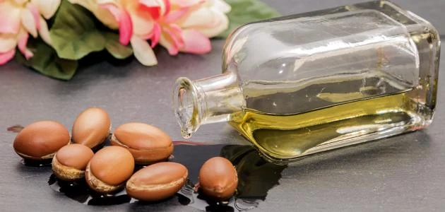 فوائد زيت الأركان للشعر وكيفية إستخدامهزيت الأركان، المعروف أيضا بذهب المغرب، هو زيت طبيعي يستخرج من بذور شجرة الأركان التي تنمو في المغرب. يعتبر زيت
