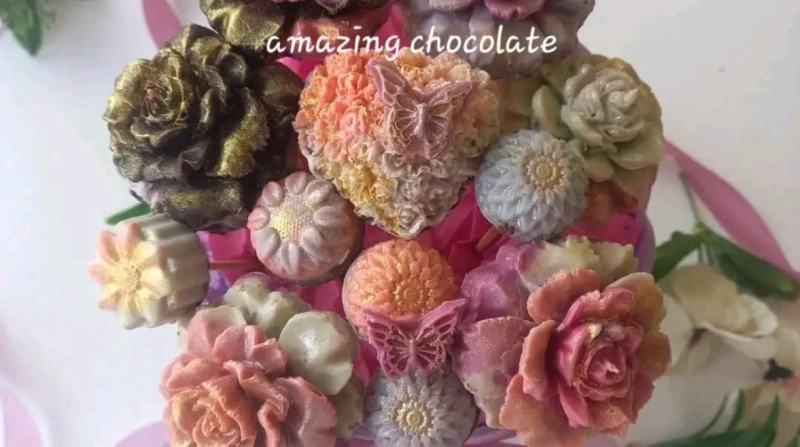 شوكولاتة سامية.. قلوب وفراشات وباقات ورد بألوان مبهجة وفرشاة بين أناملها، عكفت المصرية سامية محمد عبدالله على نقل تجربة غربية ناجحة في عالم