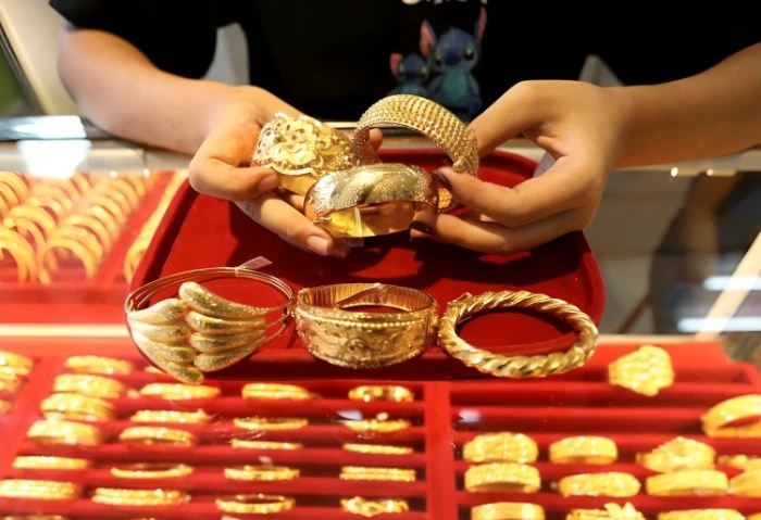 سعر جرام الذهب عيار 21،مفاجأة فى أسعار الذهب اليوم الأحد 2992024 (اشتري الشبكة حالا) أسعار الذهب اليوم، يشهد سعر جرام الذهب عيار 21 اليوم السبت، حالة