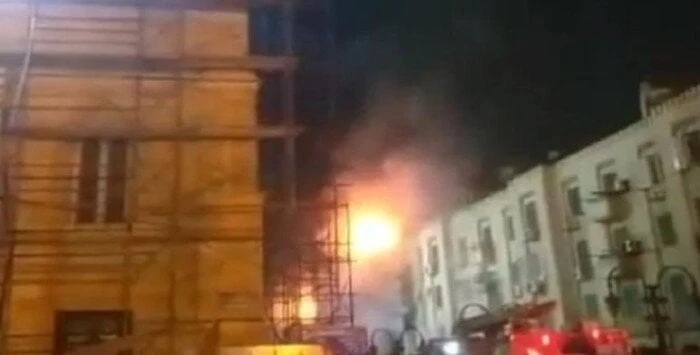 السيطرة على حريق في محل حلويات بميدان الحسين نجحت قوات الدفاع المدني بمديرية أمن القاهرة في إخماد حريق محدود داخل محل حلويات في أول شارع مسجد الحسين دون وقوع مصابين أو وفيات.وتمكنت