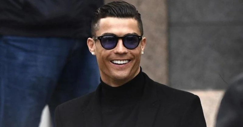 الفن و المشاهير: أول تصريح من كريستيانو رونالدو بعد صناعة التاريخ ب مليار متابع وجه لاعب كرة القدم العالمي كريستيانو رونالدو رسالة إلى محبيه بعد