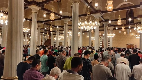 شعائر صلاة الجمعة من مسجد الإمام الحسين بالقاهرة بمشاركة آلاف المصليننشرت الصفحة الرسمية لموقع افاق عربية، بث مباشر لنقل شعائر صلاة الجمعة من مسجد