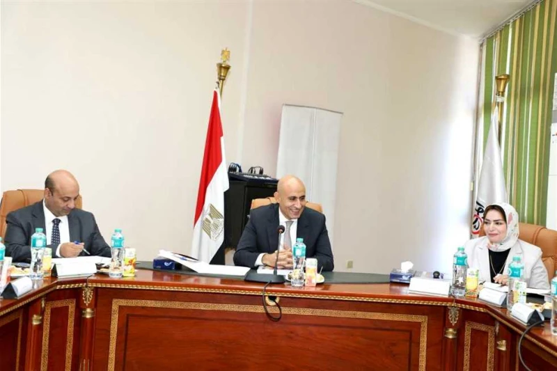 وزير التعليم يعلن تدشين مجلة علمية دولية للبحوث الحديثة في التربية باللغة الإنجليزية ترأس محمد عبداللطيف وزير التربية والتعليم والتعليم الفني اجتماع