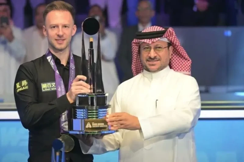 الإنجليزي ترامب يتوج ببطولة الماسترز السعودية للسنوكر قال رئيس الاتحاد السعودي للبلياردو والسنوكر: د. ناصر الشمري كأس الماسترز اللاعب الإنجليزي جود ترامب بعد فوزه اليوم السبت 7 سبت