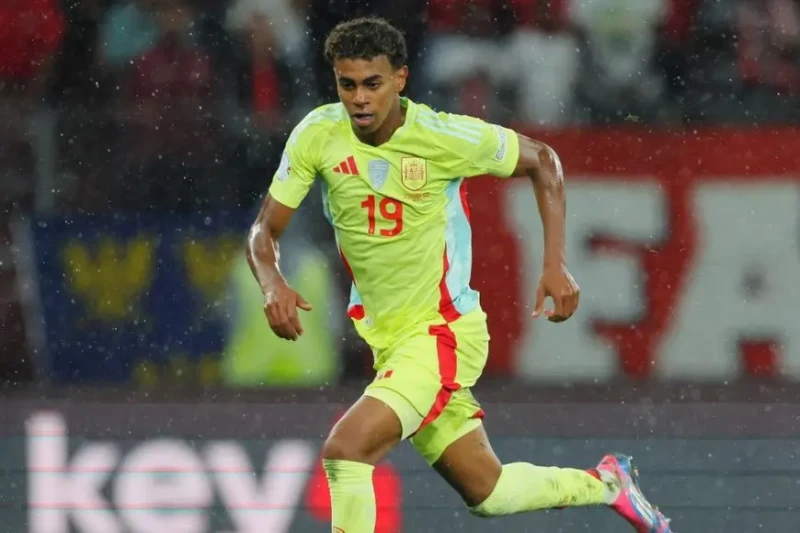 لامين يامال يرغب بشراء أخطبوط.. ويكشف وصايا جدته أبدى نجم نادي برشلونة لامين يامال رغبته في شراء أخطبوط رغم معارضة والدته منذ سنوات. وقال يامال في مقابلة مع برنامج على قناة 3 الإسب