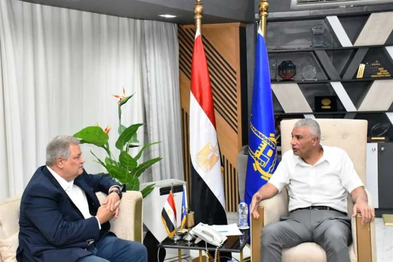 7 جهات رقابية تحلل مياه الشرب في أسوان.. ماذا كشفت النتائج؟ استقبل اللواء دكتور إسماعيل كمال محافظ أسوان رئيس الشركة القابضة لمياه الشرب والصرف الصحى المهندس ممدوح رسلان حيث تناول