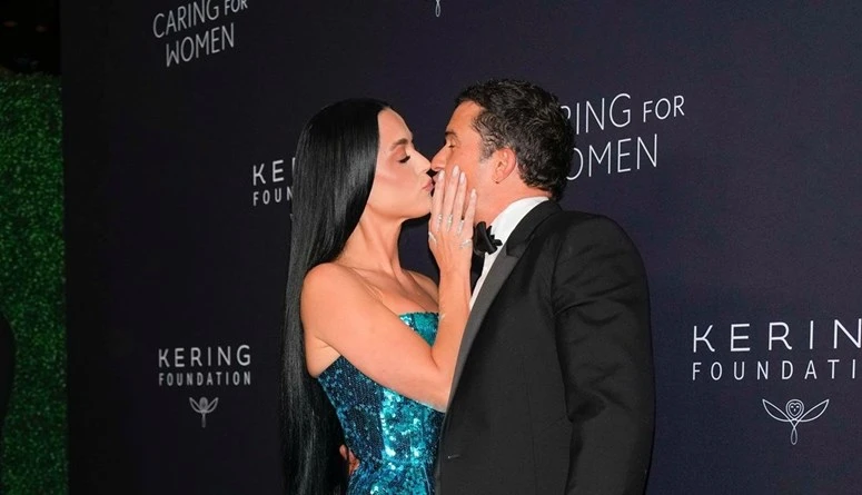 قبلة كاتي بيري وأورلاندو بلوم تخطف الأضواء (صور)خطفت كاتي بيري وخطيبها أورلاندو بلوم الأضواء بتبادلهما القبلات الحميمية خلال عشاء الذي حضره عدد كبير من النجوم، على هامش أسبوع الموض