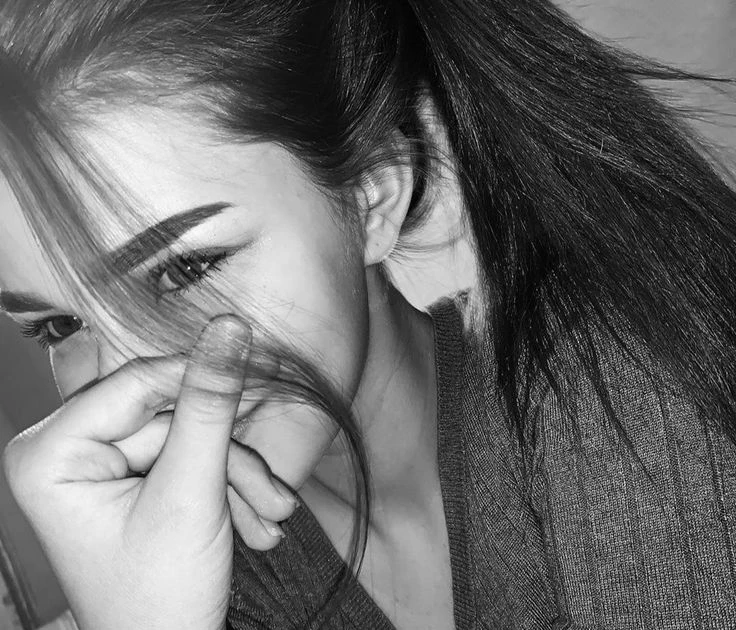 رواية قيود العشق الفصل الثاني 2 بقلم عائشة الكيلاني سارة بصت ليهم بقهرة بس قالت بابتسامة: مممم سارة بنت عمك الله يرحمه و بنت العيلة غصب عنكم معلش