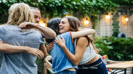 التركيبة الجينية لأصدقائك القدامى قد تؤثر على صحتك! متفرقات وقام باحثون من جامعة روتجرز في نيوجيرسي بفحص أكثر من 650 ألف سجل صحي سويدي للحصول على بيانات عن الأفراد الذين تتراوح أعم