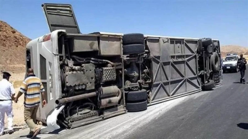 دخل في الرصيف .. إصابة 14 شخصا فى حادث تصادم اتوبيس بطريق مطروح اسكندرية اصيب 14 شخص اليوم الجمعة باصابات متنوعة اثر حادث تصادم اتوبيس ركاب بالرصيف وذلك على طريق مطروح-إسكندرية وتم