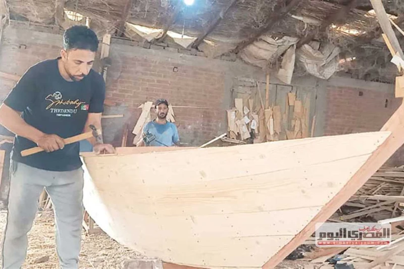 المطرية.. قلعة صناعة قوارب الصيد على ضفاف بحيرة المنزلة مع كل صباح، يبدأ محمد خالد شلبى، 30 عاما، تجهيز عدته لنحت خشب الأشجار فى شكل قوارب صيد مختلفة