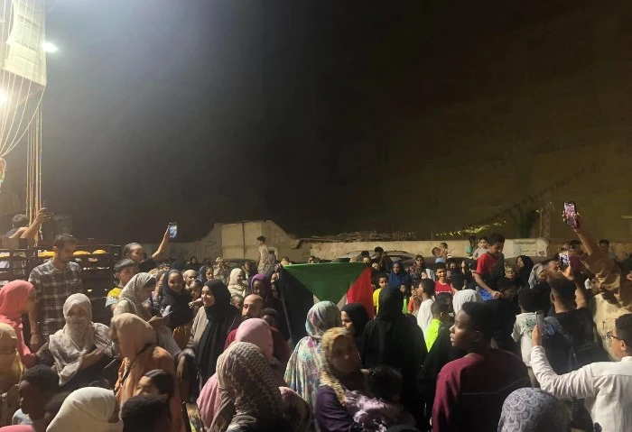 مسيرة احتفالية لمئات السودانيين بالجيزة بعد انتشار أنباء عن تحرير مصفاة الجيلي نظم مئات السودانيين منذ قليل، مسيرة بشوارع منطقة فيصل في محافظة
