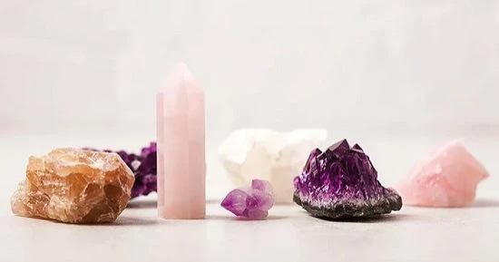 تعرف الأحجار الكريمة منذ القدم بأن هناك ارتباط قوي بالطاقات الخاصة بالسعادة والشفاء، فعاليتها في خلق بيئة إيجابية ومريحة في المنزل، لذا يستعرض اليوم