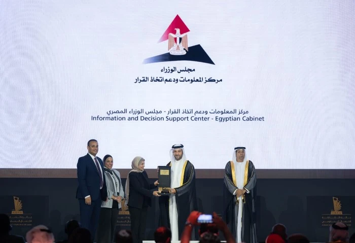 معلومات الوزراء يفوز بجائزة الشارقة للاتصال الحكومي لعام 2024 حصل مركز المعلومات ودعم اتخاذ القرار بمجلس الوزراء على جائزة الشارقة للاتصال الحكومي