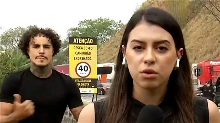 تعرض لرد فعل عنيف.. تصرف صادم من رجل خلف مراسلة تغطي حادثا أليما لايف ستايل 09:30 م الأحد 29 سبتمبر 2024 كتب سيد متولي واجه مغني برازيلي ومؤثر على وسائل التواصل الاجتماعي ردود فعل 