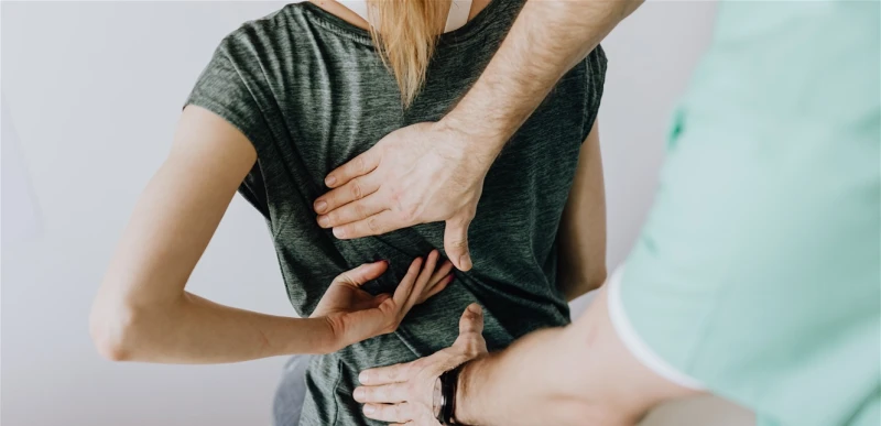 آلام الظهر.. أسباب غير متوقعة قد تكون وراء معاناتك! صحة قال الدكتور مكسيم بانكوف، أخصائي طب الأعصاب، إن آلام الظهر تعتبر من أكثر الاضطرابات العضلية الهيكلية شيوعا، حيث يعتقد أن الس