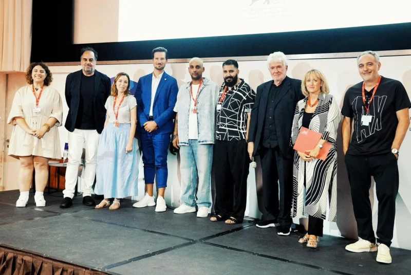 فوز فيلم عائشة في مهرجان فينسيافاز فيلم المخرج المصري مراد مصطفى عائشة لا تستطيع الطيران بجائزة الرسمية من مهرجان فينيسيا السينمائي الدولي، وهو أول