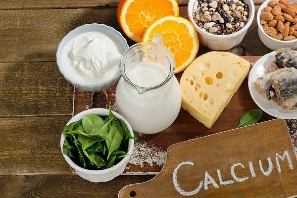 5 أطعمة غنية بالكالسيوم.. تعرف عليهم.الكالسيوم يعتبر معدنا هاما لصحة الجسم ويقوم بالعديد من الوظائف الحيوية. يعتبر فيتامين الكالسيوم أساسيا لصحة العظام والأسنان، حيث يساهم في بناء