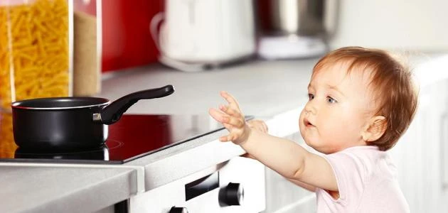 علاج الحروق للأطفال في المنزلالحروق من الإصابات الشائعة التي قد يتعرض لها الأطفال في المنزل، سواء بسبب ملامسة شيء ساخن أو انسكاب سوائل حارقة. يعتبر