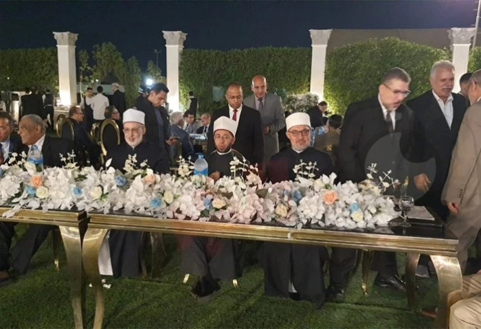 أول صور ل مختار جمعة بالبدلة بعد خروجه من وزارة الأوقاف (خاص) بعد غياب طويل منذ إجراء التعديل الوزاري فى شهر يوليو الماضي، سجل وزير الأوقاف السابق محمد مختار جمعة، الذى ظل فى منصبه