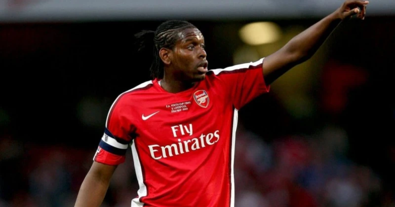 إعتقال مهاجم سابق لنادي آرسنال بتهمتة تهريب المم نوعات تعرف على التالي إعتقال مهاجم سابق لنادي آرسنال بتهمتة تهريب المم نوعات، تم توجيه إتهامات إلى مهاجم آرسنال السابق جاي إيمانويل