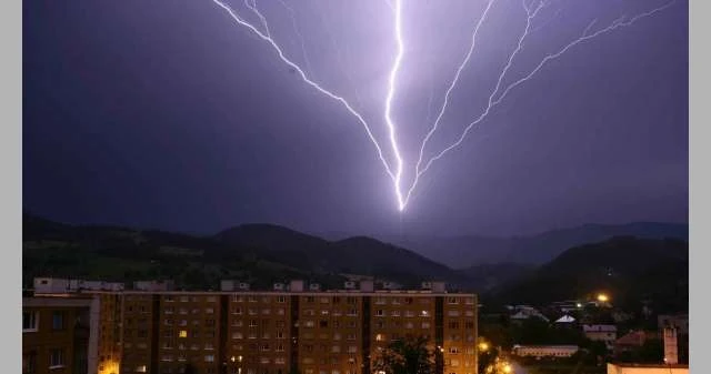 في محافظات تعز ولحج وحجة وريمة.. صواعق رعدية تودي بحياة 13 شخصا في اليمن لايف ستايل أفادت مصادر محلية في اليمن، بوفاة 13 شخصا وإصابة اثنين آخرين، في محافظات تعز ولحج، وحجة وريمة، ج